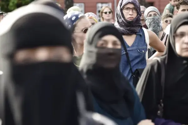 ইতালি জনসমাগমের স্থানে মুসলিম নারীদের বোরকা ও নিকাব পরিধান নিষিদ্ধ করার একটি নতুন বিল আনার পরিকল্পনা করেছে।