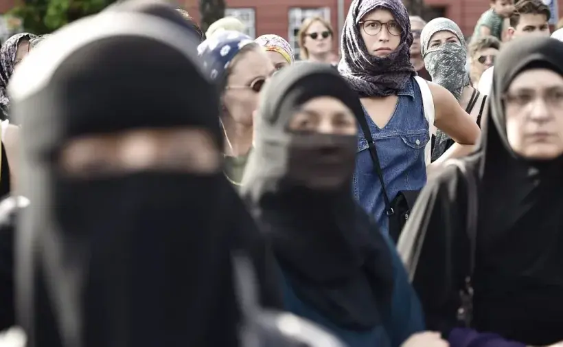 ইতালি জনসমাগমের স্থানে মুসলিম নারীদের বোরকা ও নিকাব পরিধান নিষিদ্ধ করার একটি নতুন বিল আনার পরিকল্পনা করেছে।