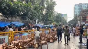 জাতীয় পার্টির কেন্দ্রীয় কার্যালয়ের সামনে ডাকা কর্মী সমাবেশ ঘিরে উত্তেজনা সৃষ্টি হয়েছে।