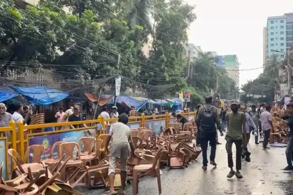 জাতীয় পার্টির কেন্দ্রীয় কার্যালয়ের সামনে ডাকা কর্মী সমাবেশ ঘিরে উত্তেজনা সৃষ্টি হয়েছে।