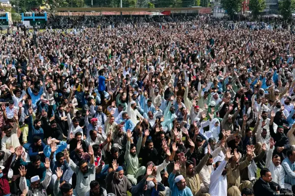 পাকিস্তান নিয়ন্ত্রিত কাশ্মীরে চলমান সহিংস বিক্ষোভে নির্বিচারে গুলি চালিয়েছে নিরাপত্তা বাহিনী।