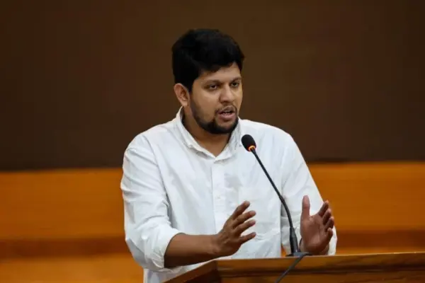 মাহফুজ আলম বলেন, সবাই সংঘাতের জন্য মুখিয়ে আছে।