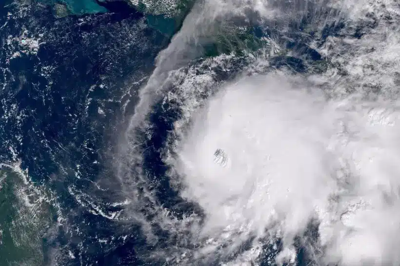 হারিকেনটি ক্যারিবীয় দেশ জ্যামাইকায় আঘাত হানতে চলেছে।