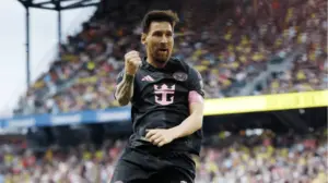 বাংলাদেশ সময় ভোরে মাঠে নামেন মেসিরা।