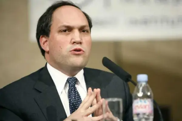 যুক্তরাষ্ট্রের প্রভাবশালী থিঙ্ক ট্যাঙ্ক 'আমেরিকান এন্টারপ্রাইজ ইনস্টিটিউট' (AEI)-এর সিনিয়র ফেলো মাইকেল রুবিন মাইক্রফোন সামনে নিয়ে বক্তব্য দিচ্ছেন।