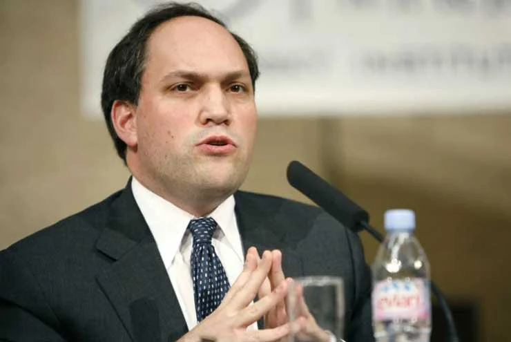 যুক্তরাষ্ট্রের প্রভাবশালী থিঙ্ক ট্যাঙ্ক 'আমেরিকান এন্টারপ্রাইজ ইনস্টিটিউট' (AEI)-এর সিনিয়র ফেলো মাইকেল রুবিন মাইক্রফোন সামনে নিয়ে বক্তব্য দিচ্ছেন।