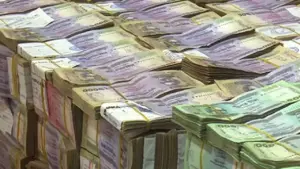 নগদ অর্থ লেনদেনে জনগণকে আরও সতর্কতা অবলম্বনের আহ্বান জানিয়েছে বাংলাদেশ ব্যাংক।