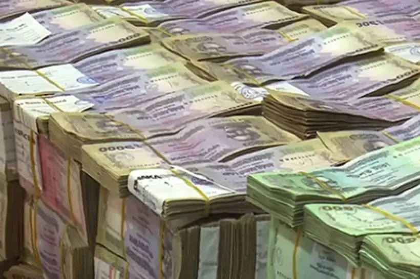 নগদ অর্থ লেনদেনে জনগণকে আরও সতর্কতা অবলম্বনের আহ্বান জানিয়েছে বাংলাদেশ ব্যাংক।