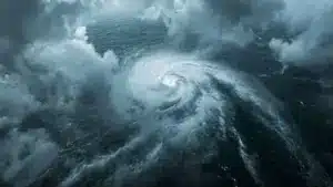 ভয়ংকর রূপ ধারণ করেছে ঘূর্ণিঝড় ‘মন্থা’।