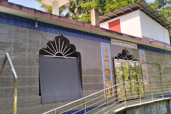 মসজিদে ঢুকে ইমামের কক্ষ থেকে টাকা চুরি করে নিয়ে গেছে চোর।