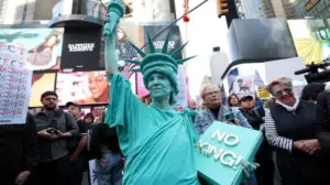 যুক্তরাষ্ট্রজুড়ে ‘নো কিংস’ স্লোগানকে সামনে রেখে ট্রাম্পবিরোধী ব্যাপক বিক্ষোভ চলছে।