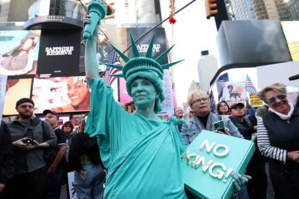 যুক্তরাষ্ট্রজুড়ে ‘নো কিংস’ স্লোগানকে সামনে রেখে ট্রাম্পবিরোধী ব্যাপক বিক্ষোভ চলছে।