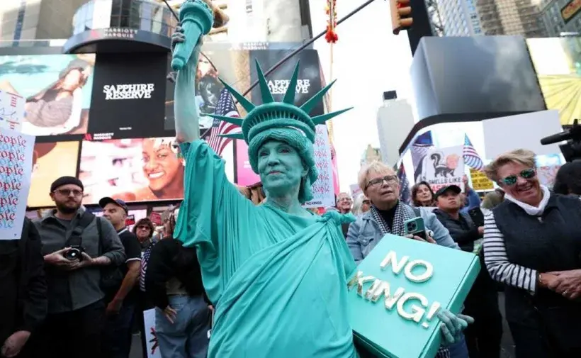 যুক্তরাষ্ট্রজুড়ে ‘নো কিংস’ স্লোগানকে সামনে রেখে ট্রাম্পবিরোধী ব্যাপক বিক্ষোভ চলছে।