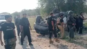 রাস্তার পাশে পুঁতে রাখা শক্তিশালী বোমায় এ বিস্ফোরণ ঘটে বলে জানিয়েছে স্থানীয় প্রশাসন।