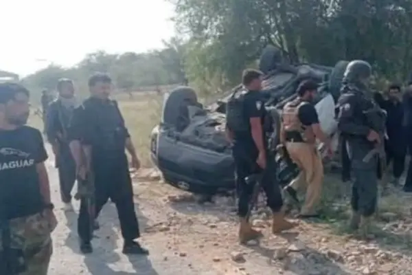 রাস্তার পাশে পুঁতে রাখা শক্তিশালী বোমায় এ বিস্ফোরণ ঘটে বলে জানিয়েছে স্থানীয় প্রশাসন।