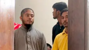 ট্রাফিক পুলিশ সর্জেন্টকে হুমকি দেওয়ার অভিযোগ উঠেছে দুই যুবকের বিরুদ্ধে।