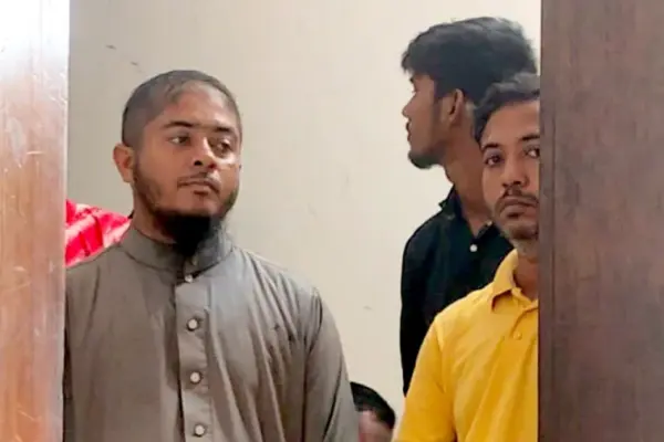 ট্রাফিক পুলিশ সর্জেন্টকে হুমকি দেওয়ার অভিযোগ উঠেছে দুই যুবকের বিরুদ্ধে।