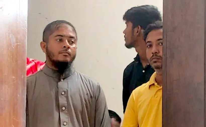 ট্রাফিক পুলিশ সর্জেন্টকে হুমকি দেওয়ার অভিযোগ উঠেছে দুই যুবকের বিরুদ্ধে।