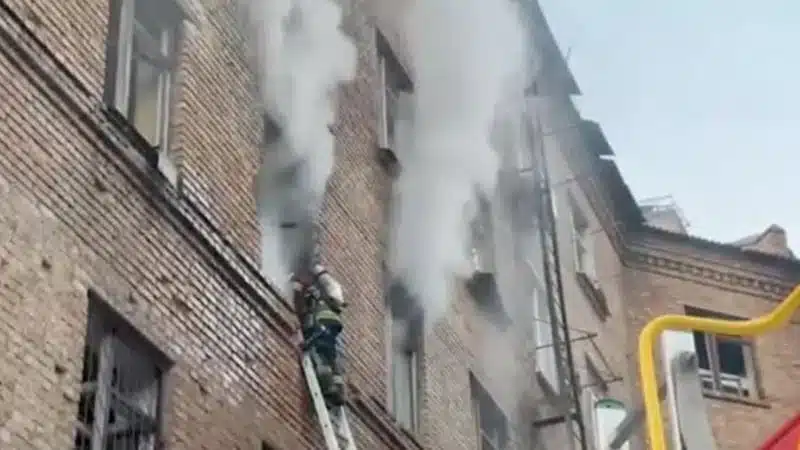 রাশিয়ান ড্রোন ও ক্ষেপণাস্ত্র হামলায় দুই শিশুসহ কমপক্ষে ছয়জন নিহত হয়েছে।