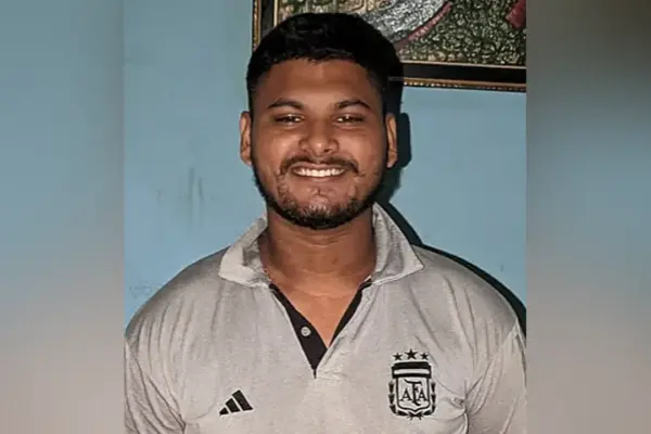 নিহত যুবক স্বেচ্ছাসেবক দলের কর্মী ও সিটি মেয়র শাহাদাতের অনুসারী হিসেবে পরিচিত।