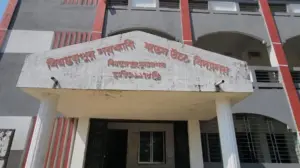 নতুন বই না পাওয়ায় চরম বিপাকে পড়েছে শিক্ষার্থীরা।