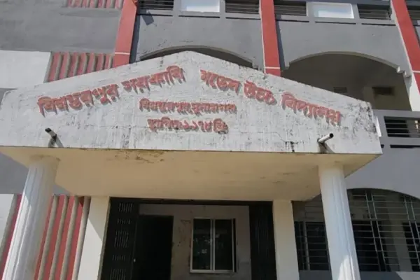 নতুন বই না পাওয়ায় চরম বিপাকে পড়েছে শিক্ষার্থীরা।