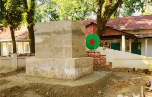 শহীদ মিনার ভেঙে নির্মাণ করা হচ্ছে নতুন স্মারকস্তম্ভ।