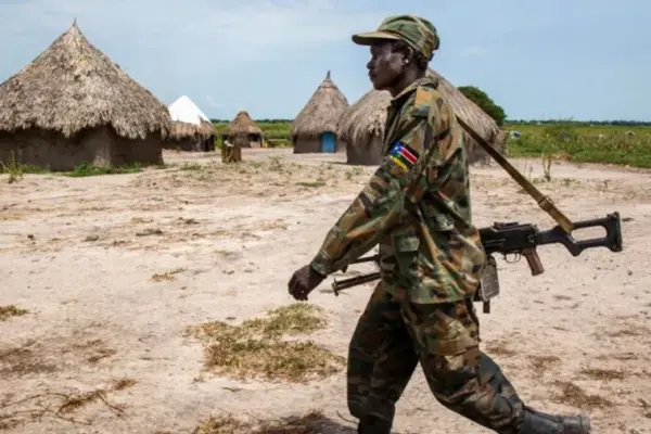 বন্দুকযুদ্ধে অন্তত ১৪ সেনা নিহত হয়েছেন।