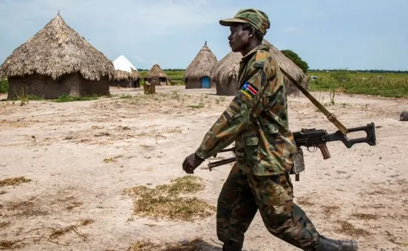 বন্দুকযুদ্ধে অন্তত ১৪ সেনা নিহত হয়েছেন।