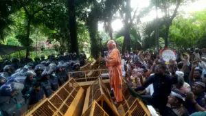 মিছিল করতে গিয়ে শিক্ষকরা পুলিশের বাধার মুখে পড়েন।