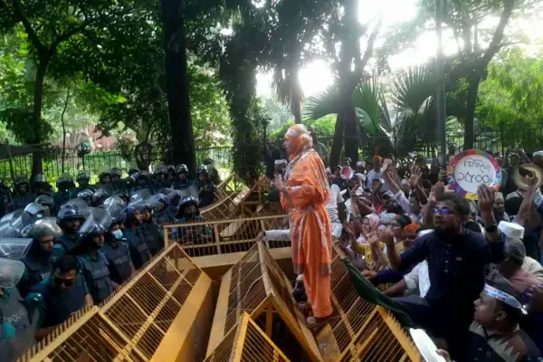 মিছিল করতে গিয়ে শিক্ষকরা পুলিশের বাধার মুখে পড়েন।