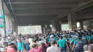 শিক্ষকদের অবস্থান কর্মসূচিতে বাধা দিয়েছে পুলিশ।