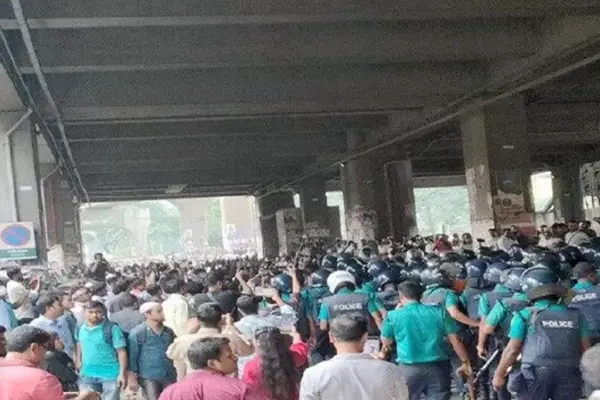 শিক্ষকদের অবস্থান কর্মসূচিতে বাধা দিয়েছে পুলিশ।