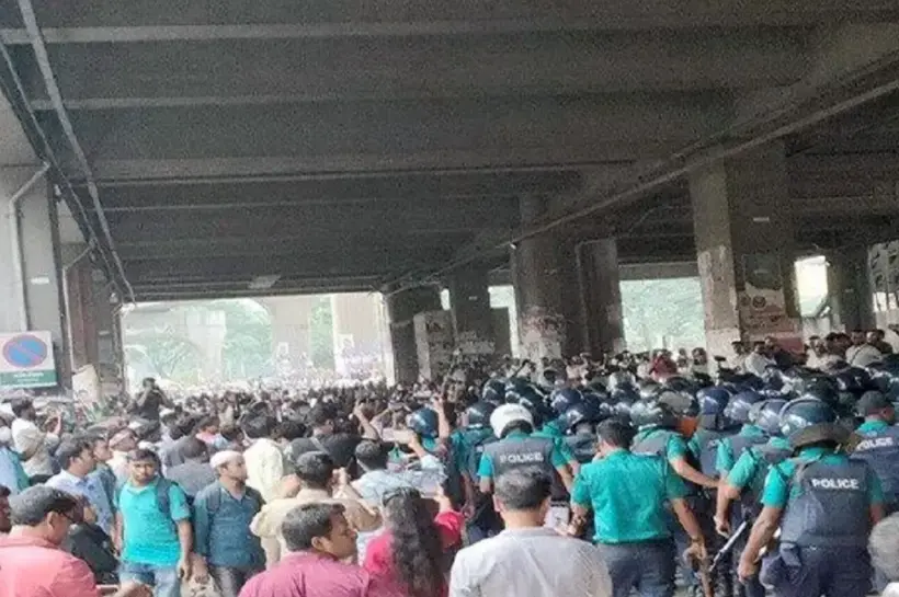 শিক্ষকদের অবস্থান কর্মসূচিতে বাধা দিয়েছে পুলিশ।