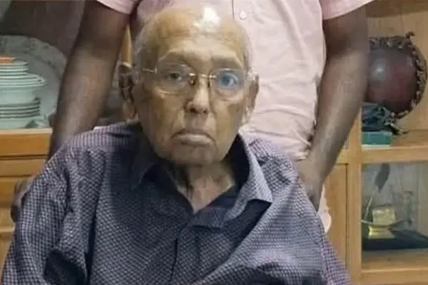 তোফায়েল আহমেদ ঢাকার স্কয়ার হাসপাতালে লাইফ সাপোর্টে রয়েছেন।