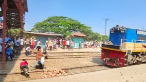 বিক্ষোভ চলাকালে উপকূল এক্সপ্রেস ট্রেন লক্ষ্য করে পাথর নিক্ষেপ করেছে বিক্ষোভকারীরা।