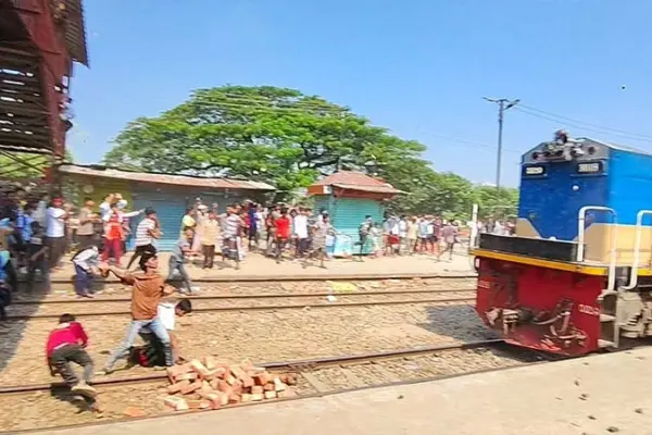 বিক্ষোভ চলাকালে উপকূল এক্সপ্রেস ট্রেন লক্ষ্য করে পাথর নিক্ষেপ করেছে বিক্ষোভকারীরা।
