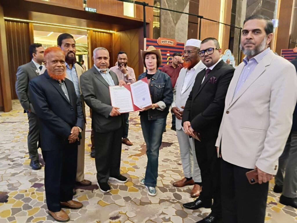 বাংলাদেশ জামায়াতে ইসলামীর একটি উচ্চ-পর্যায়ের প্রতিনিধিদল রাজধানী ঢাকায় যুক্তরাষ্ট্রের স্বাধীনতা দিবস উদযাপনের বিশেষ অনুষ্ঠানে যোগ দিয়েছে। যুক্তরাষ্ট্রের চার্জ ডি অ্যাফেয়ার্স ট্রেসি অ্যান জেকবসন (Tracey Ann Jacobson) ২৪৯তম স্বাধীনতা দিবস উপলক্ষে এই বিশেষ অনুষ্ঠানের আয়োজন করেন এবং তারা সবাই একসাথে দাড়িয়ে ছবি তুলেছেন এখানে।