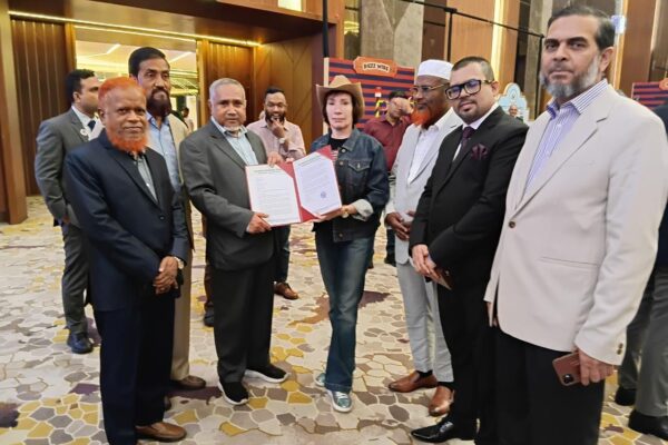 বাংলাদেশ জামায়াতে ইসলামীর একটি উচ্চ-পর্যায়ের প্রতিনিধিদল রাজধানী ঢাকায় যুক্তরাষ্ট্রের স্বাধীনতা দিবস উদযাপনের বিশেষ অনুষ্ঠানে যোগ দিয়েছে। যুক্তরাষ্ট্রের চার্জ ডি অ্যাফেয়ার্স ট্রেসি অ্যান জেকবসন (Tracey Ann Jacobson) ২৪৯তম স্বাধীনতা দিবস উপলক্ষে এই বিশেষ অনুষ্ঠানের আয়োজন করেন এবং তারা সবাই একসাথে দাড়িয়ে ছবি তুলেছেন এখানে।