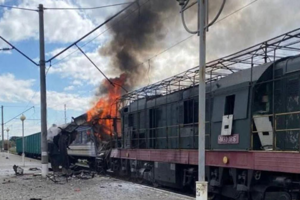 ইউক্রেনের সুমি অঞ্চলে একটি যাত্রীবাহী ট্রেনে ড্রোন হামলা চালিয়েছে রাশিয়া।