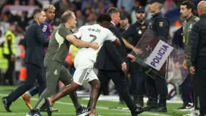 এল ক্লাসিকোর উত্তাপ শুধু মাঠের ৯০ মিনিটেই সীমাবদ্ধ থাকেনি, সেটি ছড়িয়ে পড়ল ম্যাচ শেষের মুহূর্তেও।