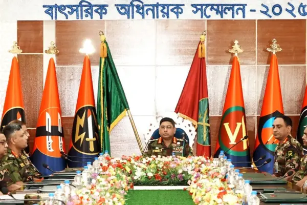 চ্যালেঞ্জ মোকাবিলায় প্রস্তুত থাকার আহ্বান জানিয়েছেন সেনাপ্রধান জেনারেল ওয়াকার-উজ-জামান।