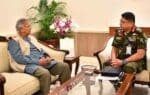 বাংলাদেশের অন্তর্বর্তীকালীন সরকার প্রধান মুহাম্মদ ইউনূস এবং সেনাপ্রধান ওয়াকার-উজ-জামান বসে মিটিং করছেন।
