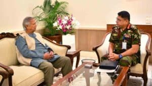 বাংলাদেশের অন্তর্বর্তীকালীন সরকার প্রধান মুহাম্মদ ইউনূস এবং সেনাপ্রধান ওয়াকার-উজ-জামান বসে মিটিং করছেন।
