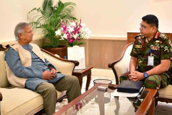 বাংলাদেশের অন্তর্বর্তীকালীন সরকার প্রধান মুহাম্মদ ইউনূস এবং সেনাপ্রধান ওয়াকার-উজ-জামান বসে মিটিং করছেন।