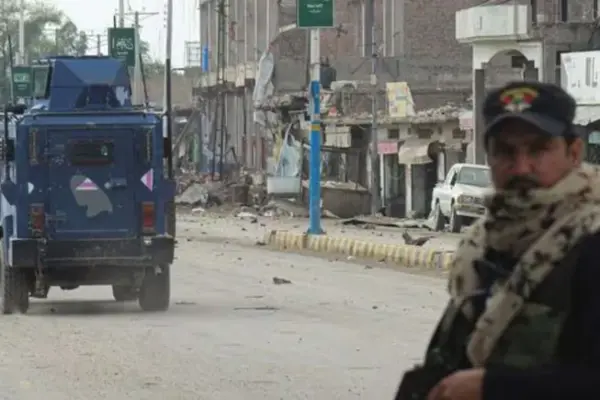 পাকিস্তানের সামরিক বাহিনীর কনভয়ে অতর্কিত হামলা চালিয়েছে জঙ্গিরা।