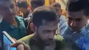 এক ব্যক্তিকে গ্রেপ্তার করে নিয়ে যাওয়ার সময় তার ছোট্ট মেয়েটি কান্না করছিল।