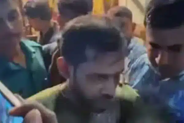 এক ব্যক্তিকে গ্রেপ্তার করে নিয়ে যাওয়ার সময় তার ছোট্ট মেয়েটি কান্না করছিল।