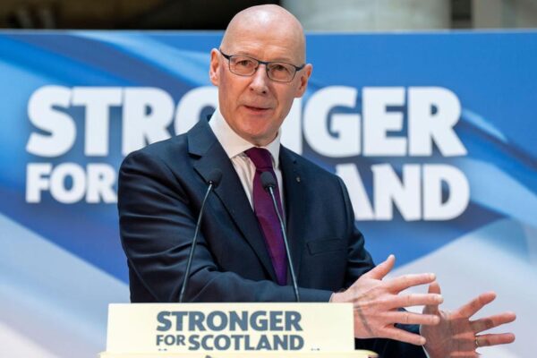 স্কটল্যান্ডের ফার্স্ট মিনিস্টার জন সুইনি বক্তব্য রাখছেন।