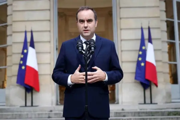 পদত্যাগ করেছেন ফ্রান্সের প্রধানমন্ত্রী সেবাস্তিয়ান লেকর্নু ও তার সরকার।